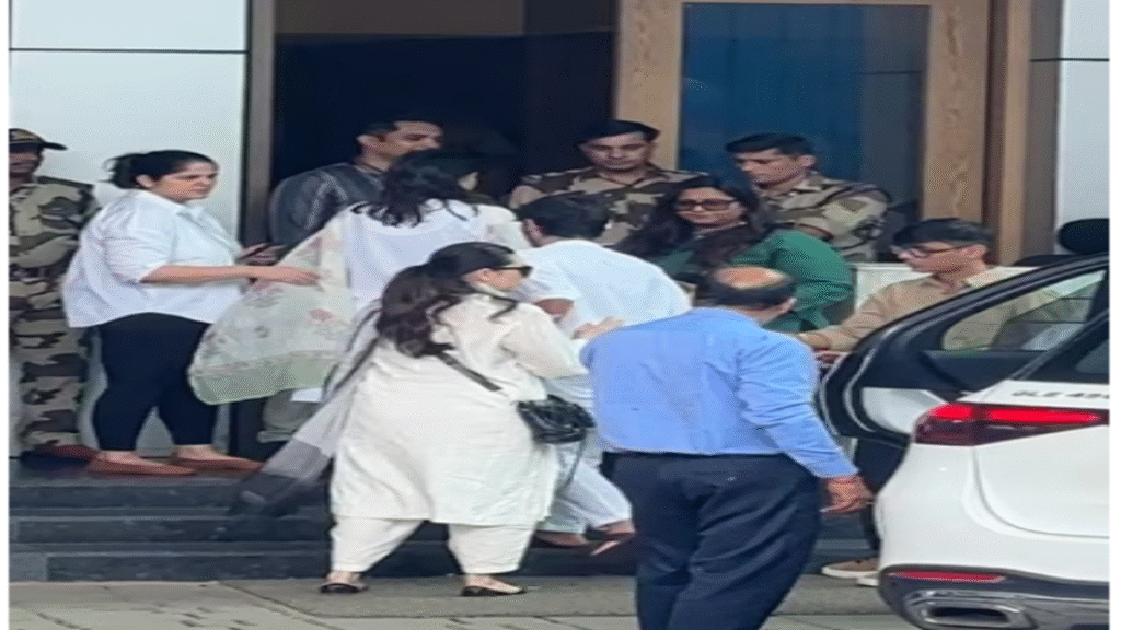 संजय कपूर की प्रेयर मीट के लिए निकलीं करिश्मा कपूर, बच्चों को संभालती दिखीं एक्ट्रेस