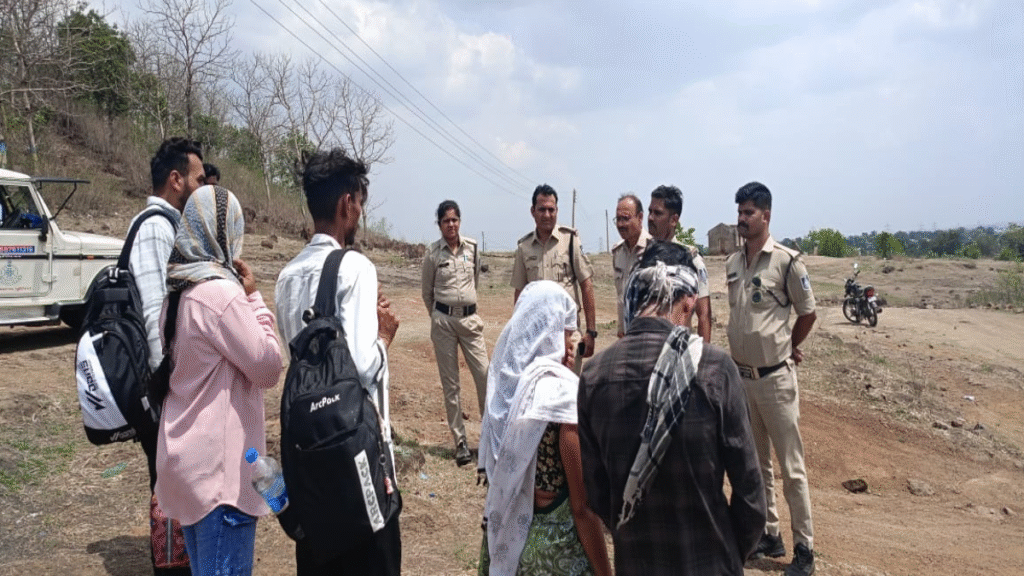 छिंदवाड़ा पुलिस ने प्रेमी जोड़ों की लगाई क्लास, सुनसान डैम पहुंचे थे लड़के-लड़कियां छिंदवाड़ा पुलिस ने प्रेमी जोड़ों की लगाई क्लास, सुनसान डैम पहुंचे थे लड़के-लड़कियां - Samachar Mirchi