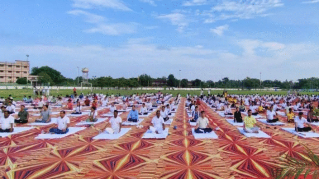 Yoga Day: हज़ारों ने किया सामूहिक योग, निरोग रहने का लिया संकल्प Yoga Day: हज़ारों ने किया सामूहिक योग, निरोग रहने का लिया संकल्प - Samachar Mirchi