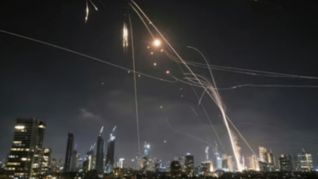 ran-Israel War: सीजफायर एलान के बाद ईरान का इजरायल पर फिर मिसाइल अटैक ran-Israel War: सीजफायर एलान के बाद ईरान का इजरायल पर फिर मिसाइल अटैक - Samachar Mirchi