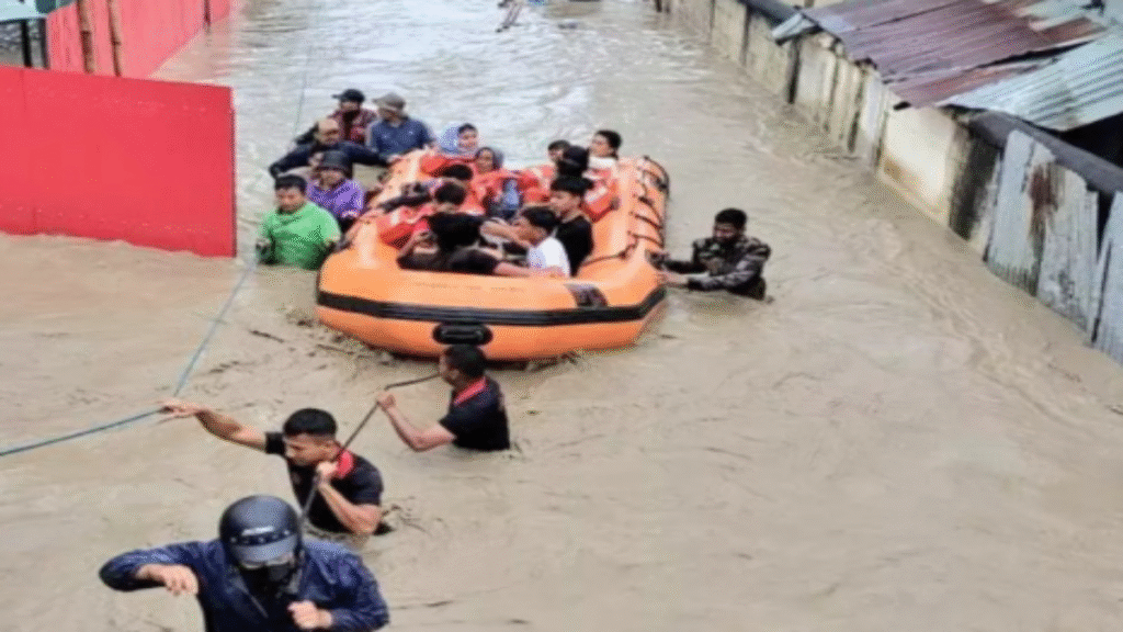 नॉर्थ-ईस्ट में बाढ़ से तबाही, जनजीवन अस्त-व्यस्त सिक्किम में 32 की मौत, मणिपुर में 3300 से ज्यादा घर तबाह 14 लोगों की जान नॉर्थ-ईस्ट में बाढ़ से तबाही, जनजीवन अस्त-व्यस्त सिक्किम में 32 की मौत, मणिपुर में 3300 से ज्यादा घर तबाह 14 लोगों की जान - Samachar Mirchi