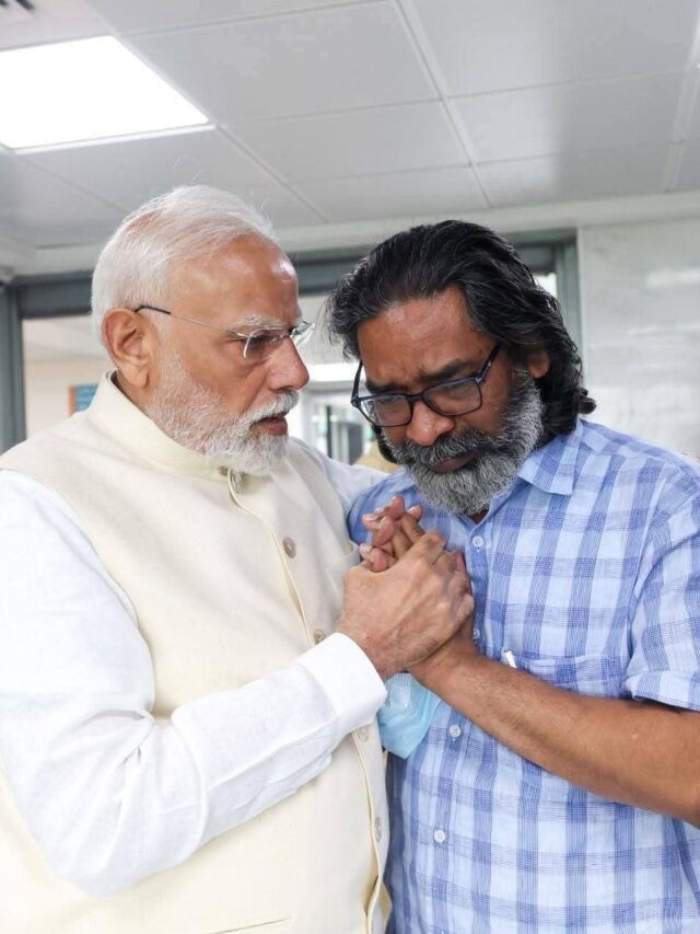 शिबू सोरेन की पार्थिव देह के पीएम मोदी ने किए अंतिम दर्शन, हेमंत सोरेन को दी हिम्मत