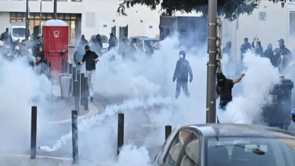 नेपाल के बाद अब फ्रांस में सरकार के खिलाफ बड़ा प्रोटेस्ट, सड़कों पर आगजनी और तोड़फोड़