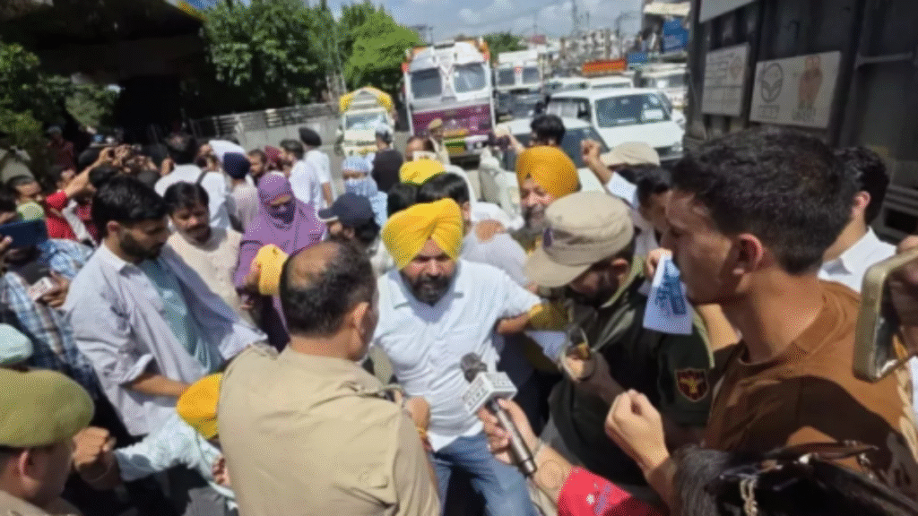 जम्मू के डोडा में प्रदर्शन के कारण जाम में फंसी एंबुलेंस, बच्ची ने तोड़ा दम, मचा हंगामा