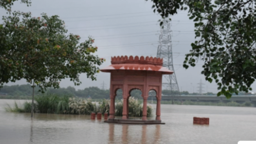 दिल्ली में यमुना का कहर: घरों से लेकर श्मशान घाट तक पानी, राहत शिविरों में भी जगह की कमी