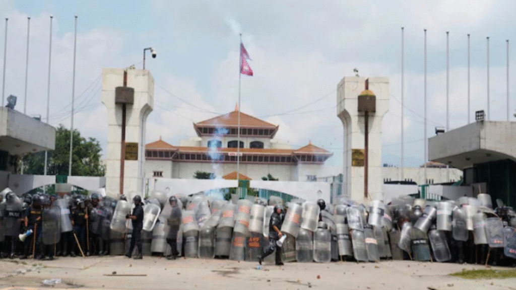 नेपाल में सोशल मीडिया बैन पर भड़की Gen-Z, संसद में घुसे प्रदर्शनकारी | जानिए क्यों आया इतना उबाल