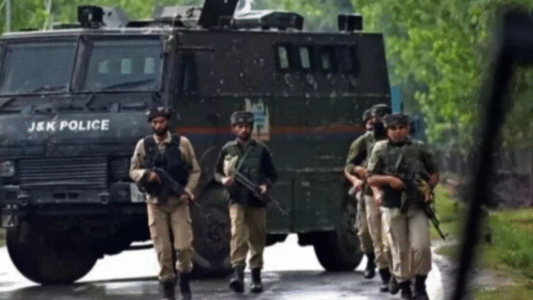 जम्मू-कश्मीर के कुलगाम जिले में शनिवार को सुरक्षाबलों और आतंकियों के बीच मुठभेड़