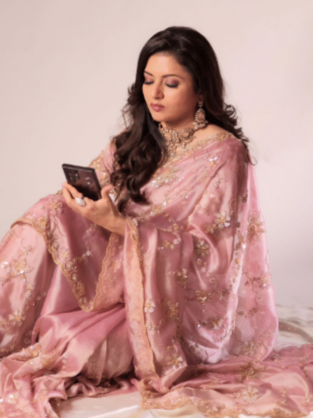 56 साल की उम्र में भी यंग दिखती हैं भाग्यश्री, देखें उनकी खूबसूरत तस्वीरें