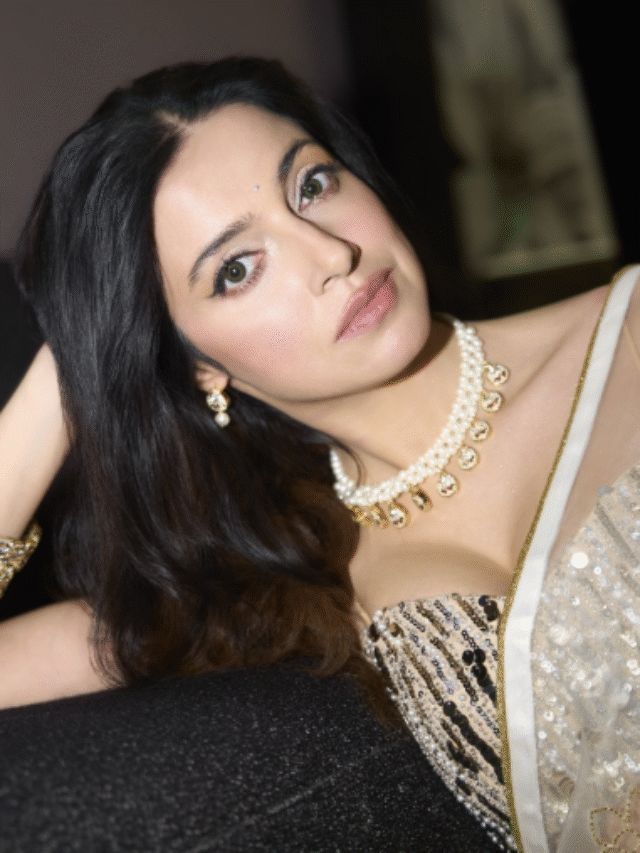 सिंपल लुक में भी सिर्फ अपनी खूबसूरती से दिल जीत रही हैं दिव्या खोसला कुमार