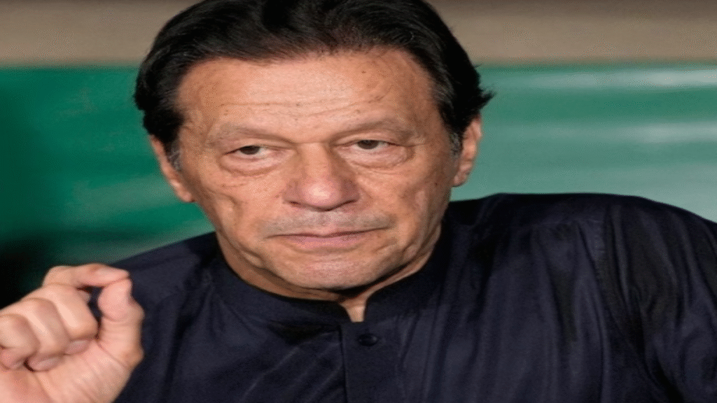 Imran Khan news : दहाड़ीं बहन, बेटे ने दी आर्मी चीफ को सत्ता हिला देने की धमकी! Imran Khan news : दहाड़ीं बहन, बेटे ने दी आर्मी चीफ को सत्ता हिला देने की धमकी! - Samachar Mirchi