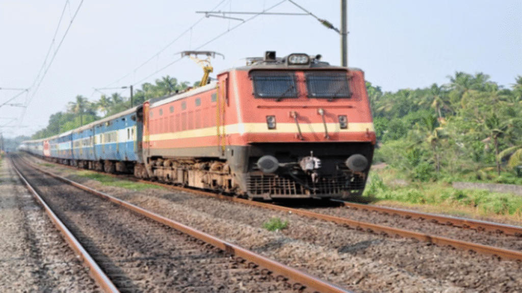 Indian Railways: दिन में मिडिल बर्थ इस्तेमाल न करें, कोई न माने तो TT को बताएं या 139 पर कॉल करें - Samachar Mirchi