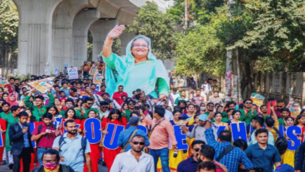 बांग्लादेश में उबाल: हसीना समर्थकों का देशभर में जोरदार प्रदर्शन, ढाका में हाईवे जाम बांग्लादेश में उबाल: हसीना समर्थकों का देशभर में जोरदार प्रदर्शन, ढाका में हाईवे जाम - Samachar Mirchi
