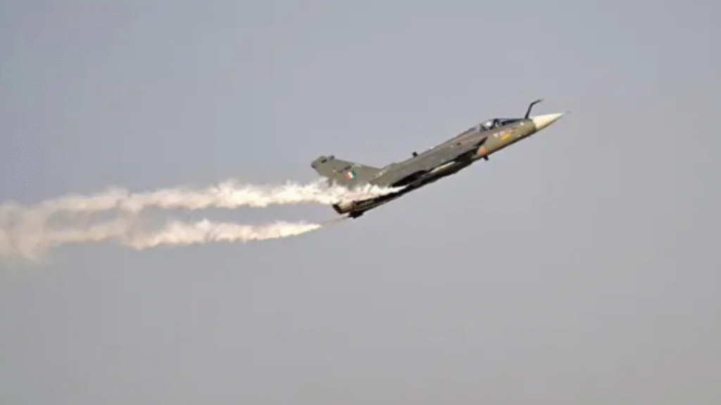 भारत के स्वदेशी लड़ाकू विमान HAL Tejas का दुबई एयर शो में क्रैश, पायलट शहीद भारत के स्वदेशी लड़ाकू विमान HAL Tejas का दुबई एयर शो में क्रैश, पायलट शहीद - Samachar Mirchi