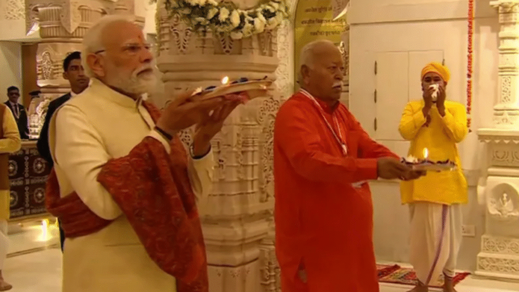अयोध्या में श्रीराम जन्मभूमि मंदिर पर ध्वजारोहण: नरेंद्र मोदी ने फहराया भगवा झंडा अयोध्या में श्रीराम जन्मभूमि मंदिर पर ध्वजारोहण: नरेंद्र मोदी ने फहराया भगवा झंडा - Samachar Mirchi