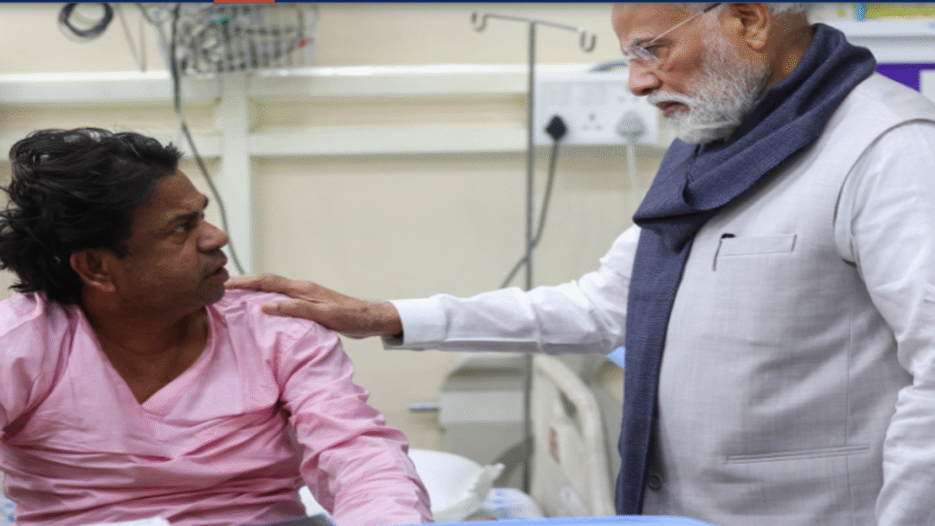 भूटान से लौटते ही पीएम मोदी पहुंचे एलएनजेपी अस्पताल, दिल्ली ब्लास्ट के घायलों से की मुलाकात - Samachar Mirchi