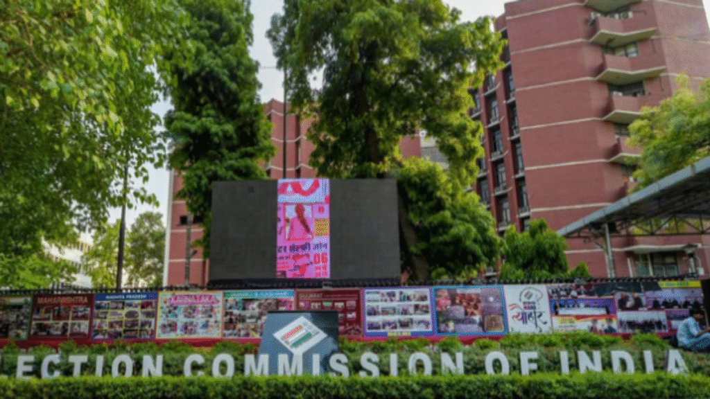 बंगाल विधानसभा चुनाव से पहले बढ़ी हलचल: बीएलओ की सुरक्षा पर चुनाव आयोग सख्त बंगाल विधानसभा चुनाव से पहले बढ़ी हलचल: बीएलओ की सुरक्षा पर चुनाव आयोग सख्त - Samachar Mirchi