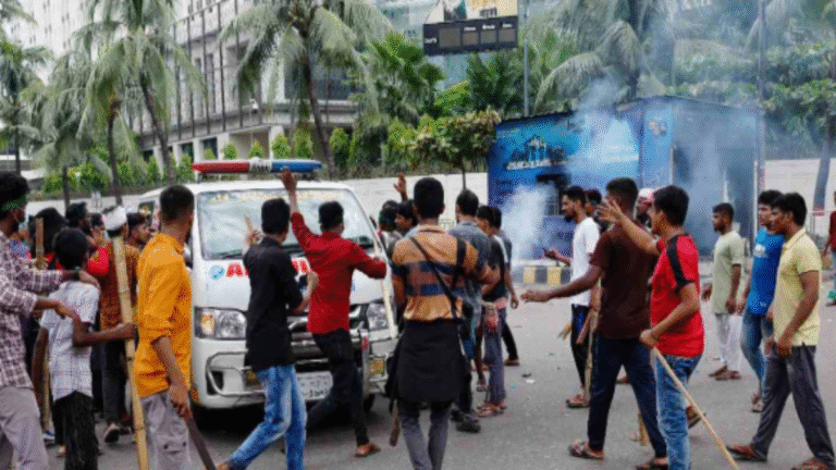 ढाका में फिर भड़की हिंसा: धमाकों से दहशत, शेख हसीना पर ICT के फैसले से पहले ‘ गोली’ का आदेश