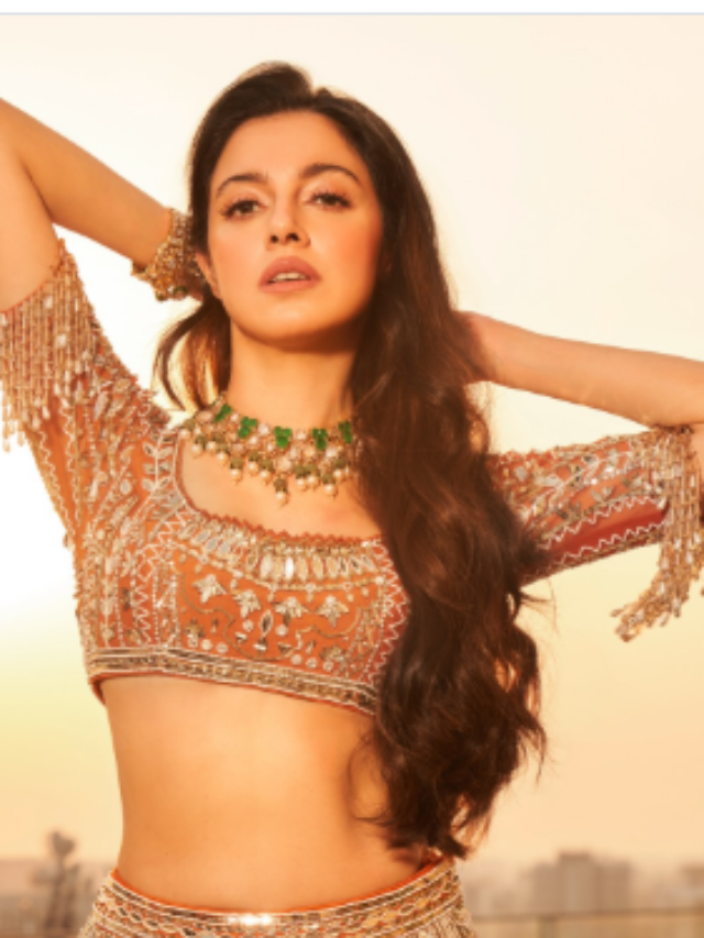 Divya Khosla Kumar का  ग्लैमरस अंदाज खूबसूरत ड्रेस में दिया धड़कन बढ़ाने वाला पोज