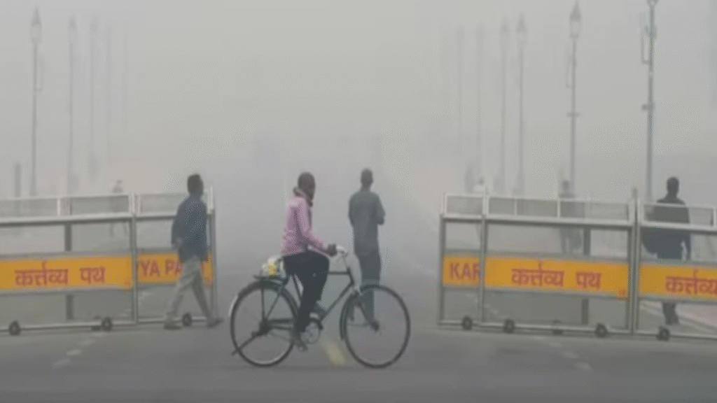 दिल्ली-एनसीआर में घने कोहरे ने रोकी जिंदगी की रफ्तार, उड़ानें प्रभावित, बस, रेल के भी पहिए थमे