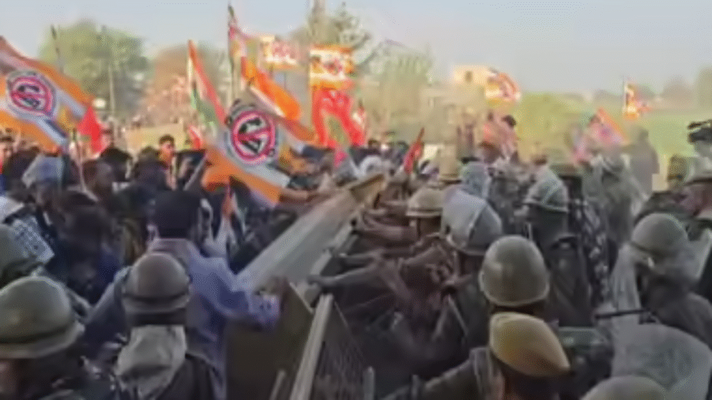 राजस्थान के हनुमानगढ़ में किसानों का हंगामा: 14 गाड़ियां आग के हवाले, विधायक घायल, इंटरनेट ठप