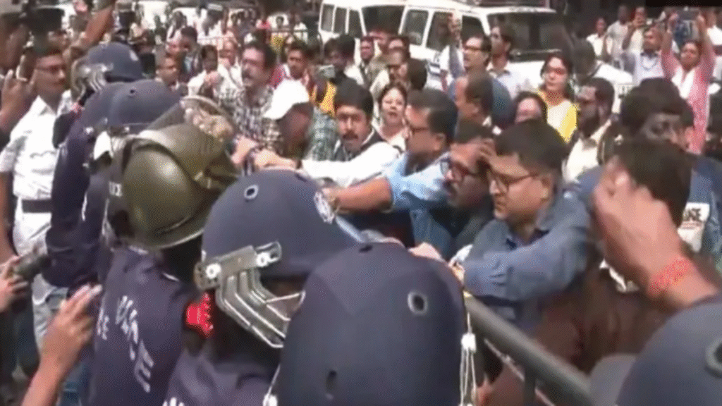 SIR पर बंगाल में बवाल: कोलकाता में BLO ने किया उग्र प्रदर्शन, चुनाव आयोग के दफ्तर में घुसने की कोशिश
