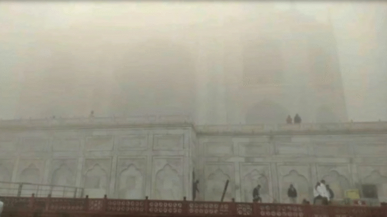 आगरा में कोहरे का कहर: ताजमहल का दीदार हुआ मुश्किल, मायूस लौटे देश-विदेश के पर्यटक