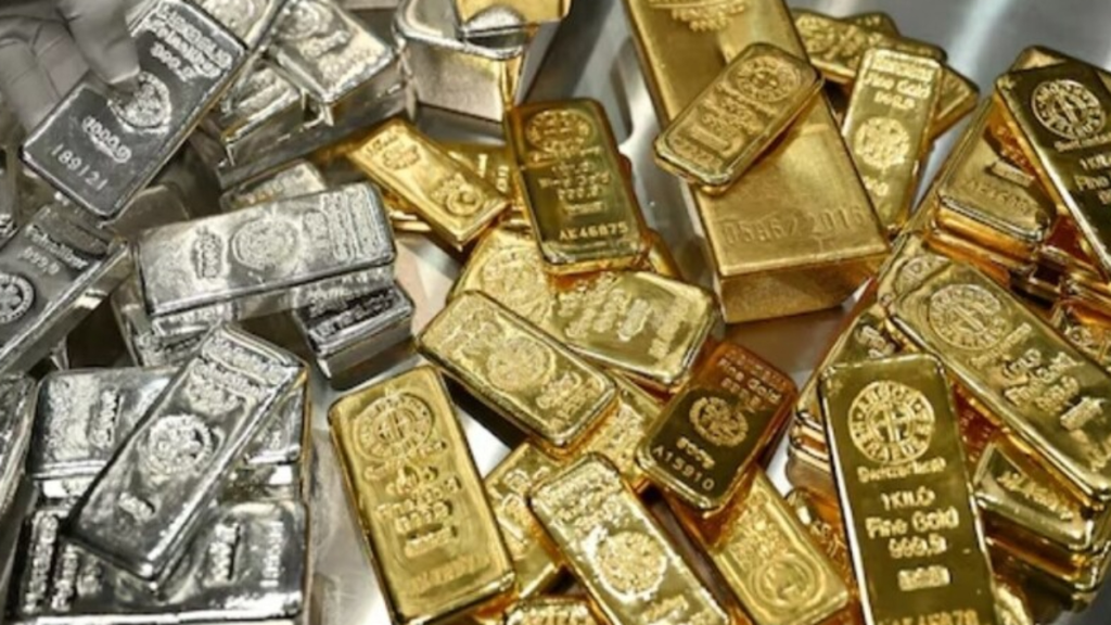 Silver Price Crash: चांदी में ऐतिहासिक गिरावट, खुलते ही ₹24,000 तक लुढ़की कीमतें, सोना भी दबाव में