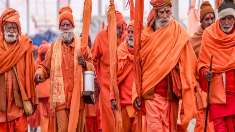 प्रयागराज में माघ मेला में देश के कोने – कोने से आ रहे भक्त, संगम में कर रहे स्नान