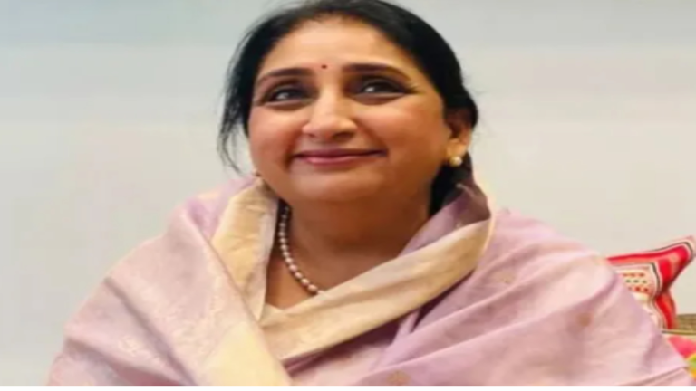 सुनेत्रा पवार महाराष्ट्र की पहली महिला उपमुख्यमंत्री बनीं: एनसीपी विधायक दल की नेता चुनी गईं, शाम 5 बजे ली शपथ