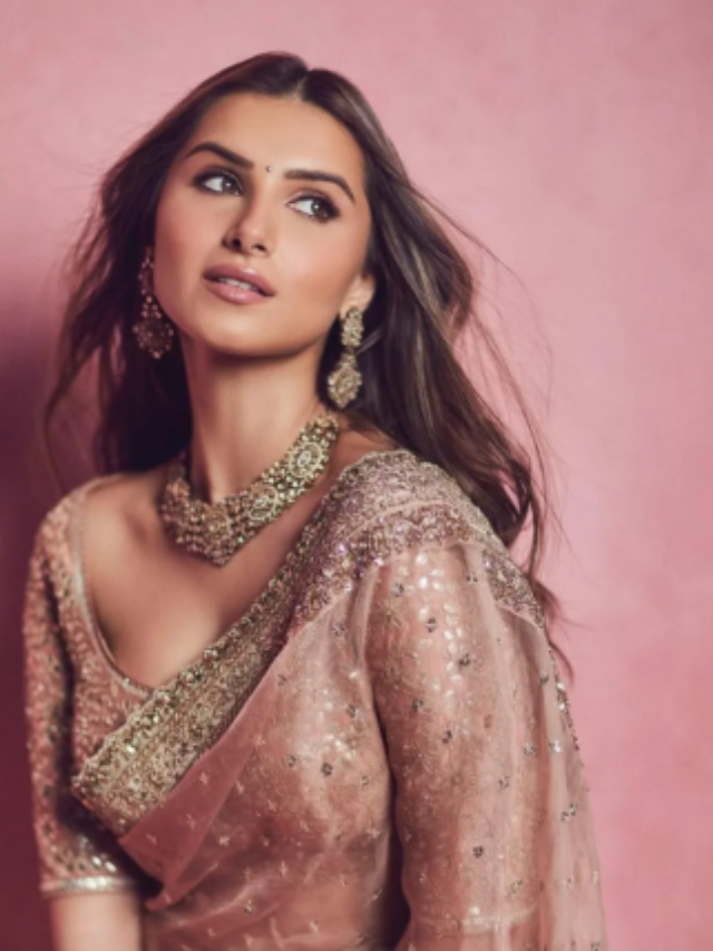 तारा सुतारिया की दिलकश फोटोज आई सामने, देखें उनका दिलकश अंदाज