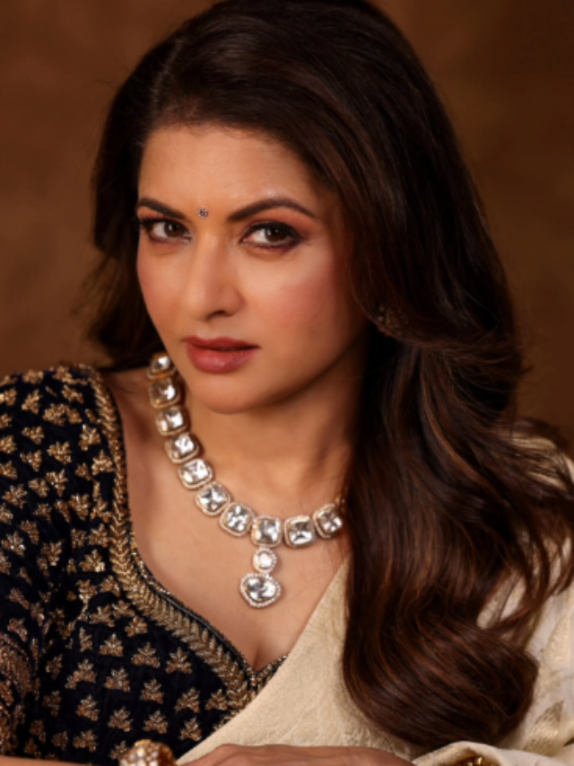 56 साल की उम्र में भी यंग दिखती हैं भाग्यश्री, देखें उनकी  खूबसूरत तस्वीरें