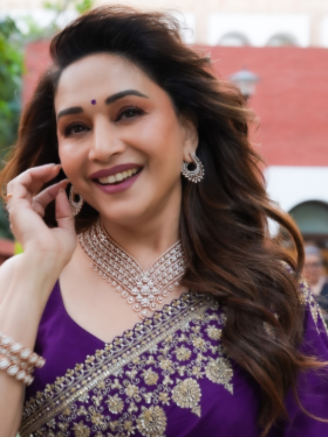 57 की उम्र में भी कातिल अदाओं से कहर ढहाती हैं माधुरी दीक्षित,शेयर की सिजलिंग तस्वीरें