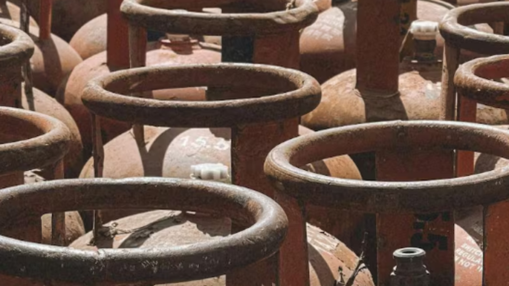 मध्य पूर्व तनाव के बीच एलपीजी आपूर्ति पर अफवाहें तेज, सरकार ने कहा—देश में गैस की कोई कमी नहीं