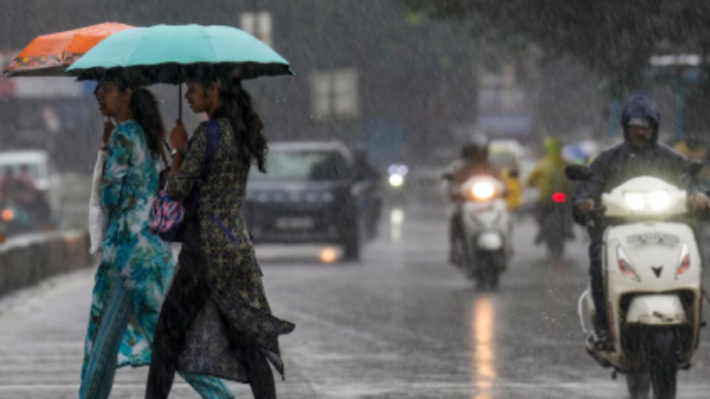 भारत में बदला मौसम का मिजाज, कई इलाकों में बूंदाबांदी और हल्की बारिश