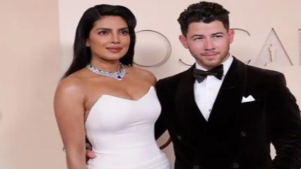 ऑस्कर्स 2026: निक जोनास ने कलावा बांधकर जीता दिल, प्रियंका चोपड़ा के साथ रेड कार्पेट पर वीडियो वायरल