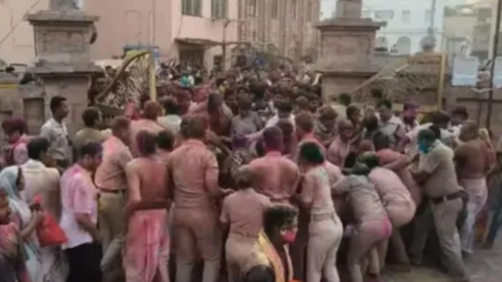 दोल पूर्णिमा पर पुरी के श्री जगन्नाथ मंदिर में भगदड़ जैसे हालात, कई श्रद्धालु घायल