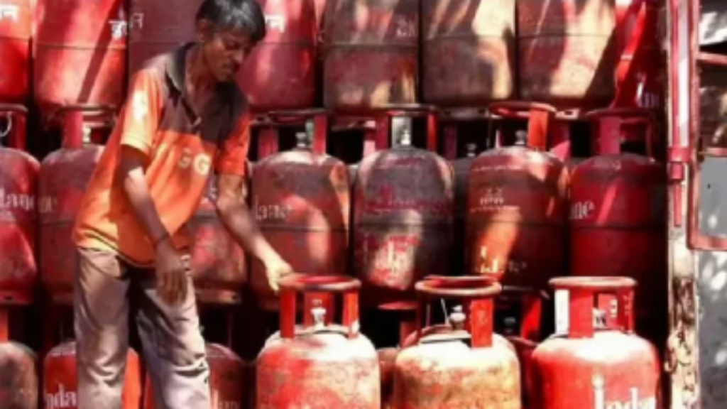 दिल्ली में LPG संकट के बीच PNG कनेक्शन की मांग दोगुनी हुई दिल्ली में LPG संकट के बीच PNG कनेक्शन की मांग दोगुनी हुई - Samachar Mirchi