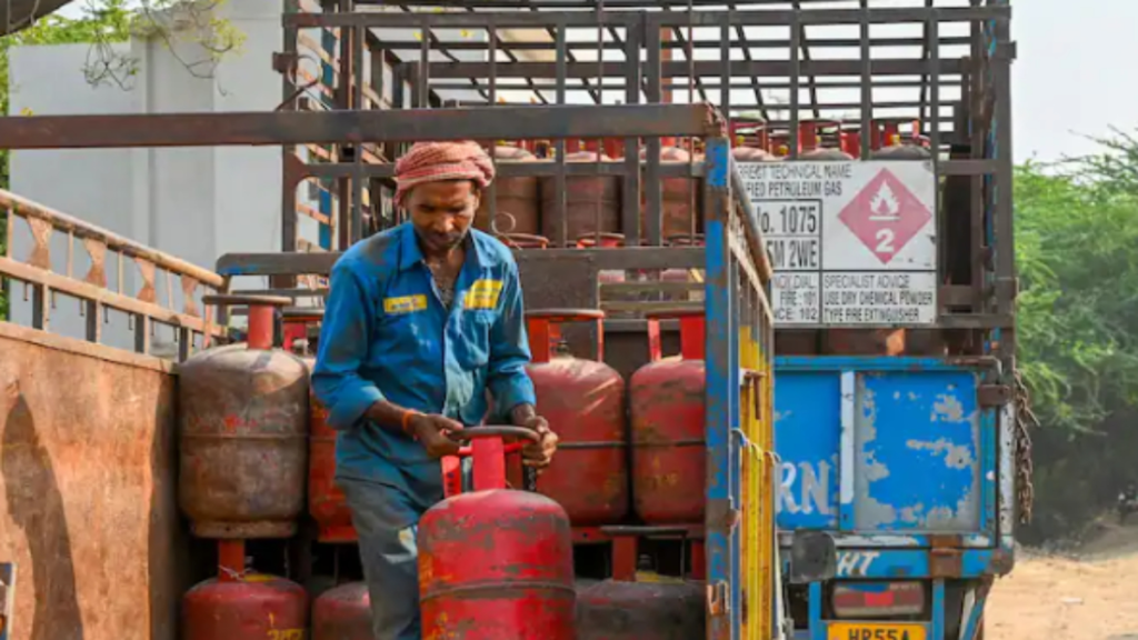 एलपीजी गैस सिलेंडर की किल्लत पर सरकार सुपरएक्टिव, 6 बड़े कदमों का ऐलान एलपीजी गैस सिलेंडर की किल्लत पर सरकार सुपरएक्टिव, 6 बड़े कदमों का ऐलान - Samachar Mirchi