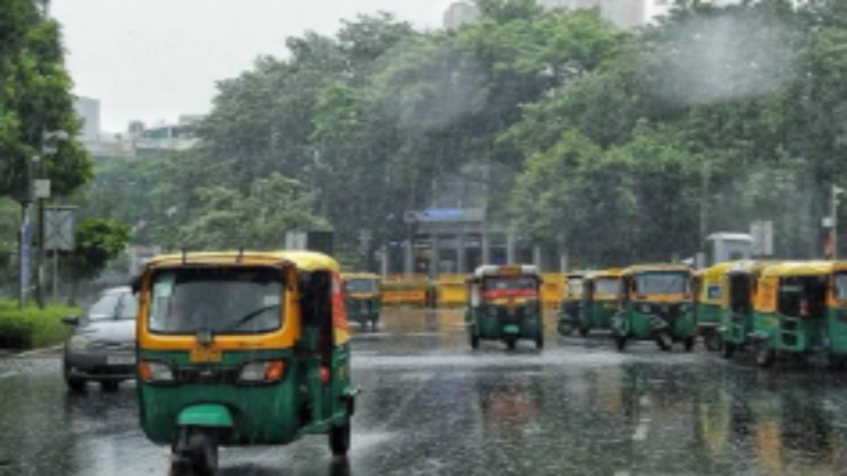 दिल्ली-एनसीआर में बदलता रहेगा मौसम: बारिश, तेज हवाएं और तापमान में उतार-चढ़ाव से मिलेगी राहत