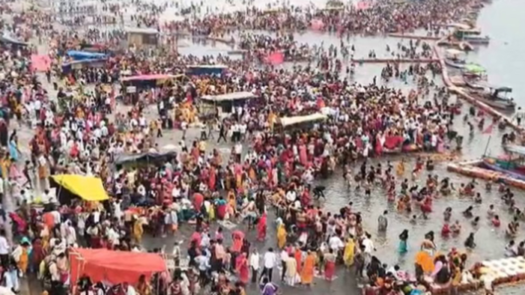 रामनवमी पर अयोध्या में उमड़ा श्रद्धा का सागर, सरयू तट से मंदिरों तक भक्ति में डूबे लाखों श्रद्धालु - Samachar Mirchi