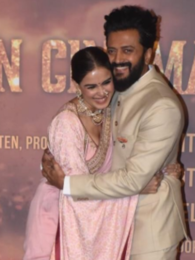 जेनेलिया-रितेश का प्यार भरा पोज, सोशल मीडिया पर वायरल कपल मोमेंट