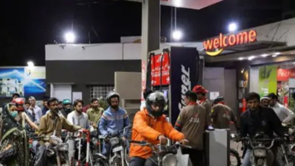 पाकिस्तान में पेट्रोल-डीजल की कीमतों में भारी उछाल, 55% तक बढ़ोतरी; वैश्विक संकट और आर्थिक दबाव बना कारण पाकिस्तान में पेट्रोल-डीजल की कीमतों में भारी उछाल, 55% तक बढ़ोतरी; वैश्विक संकट और आर्थिक दबाव बना कारण - Samachar Mirchi