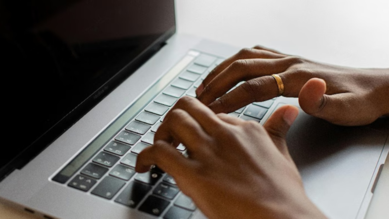 कानपुर में टाइपिंग टेस्ट फेल होने पर तीन क्लर्क बने चपरासी, नियमों पर उठे सवाल