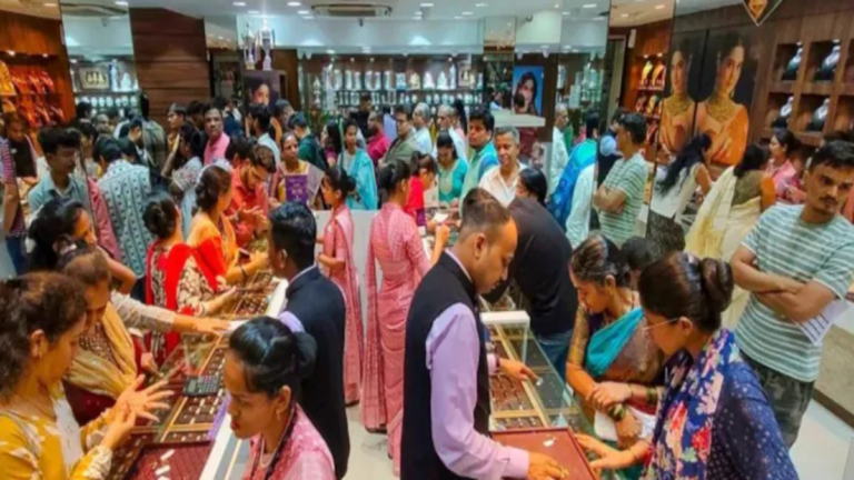 सोना-चांदी में तेजी: खरीदें या बेचें, क्या करें? आज चांदी 14,000 रुपये महंगी, सोने में भी उछाल