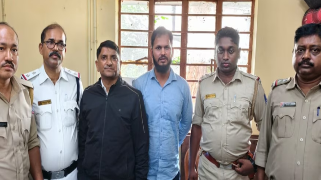 मालदा हिंसा का मास्टरमाइंड मोफक्करुल इस्लाम गिरफ्तार, बागडोगरा एयरपोर्ट से पकड़ा गया मालदा हिंसा का मास्टरमाइंड मोफक्करुल इस्लाम गिरफ्तार, बागडोगरा एयरपोर्ट से पकड़ा गया - Samachar Mirchi