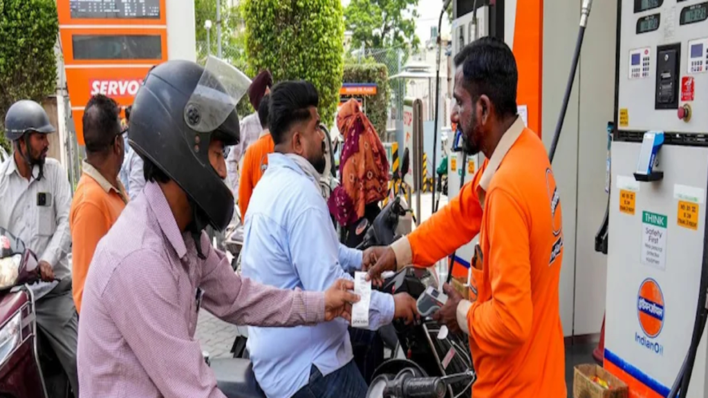 पेट्रोल-डीजल कीमतों में धीरे-धीरे बढ़ोतरी का संकेत, IOCL अधिकारी बोले- एक साथ बोझ नहीं डाल सकते