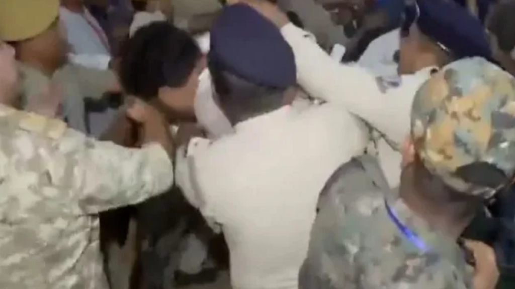 पश्चिम बंगाल विधानसभा चुनाव परिणाम 2026: मतगणना के बीच ममता बनर्जी के आवास के बाहर नारेबाजी, बढ़ा तनाव - Samachar Mirchi