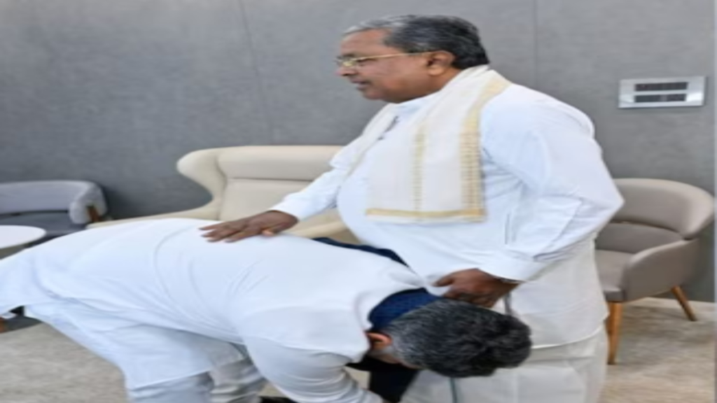 कर्नाटक कांग्रेस संकट: सिद्धारमैया ने ब्रेकफास्ट मीटिंग में किया इस्तीफे का ऐलान कर्नाटक कांग्रेस संकट: सिद्धारमैया ने ब्रेकफास्ट मीटिंग में किया इस्तीफे का ऐलान - Samachar Mirchi