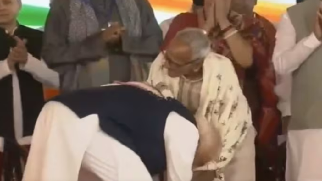 पीएम मोदी ने गले लगाया, आशीर्वाद लिया और छुए बुजुर्ग केपैर, भावुक कर देने वाला दृश्य