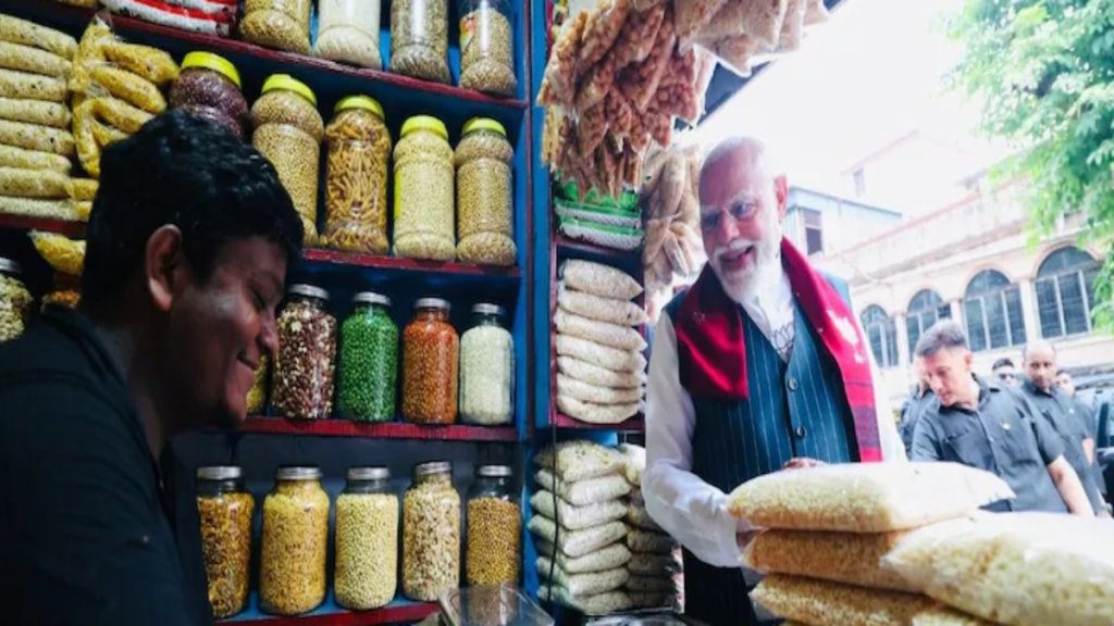 जहां पीएम मोदी ने खाई थी झालमुड़ी, उस झाड़ग्राम सीट से बीजेपी आगे, बढ़ी  सियासी गर्मी - Samachar Mirchi
